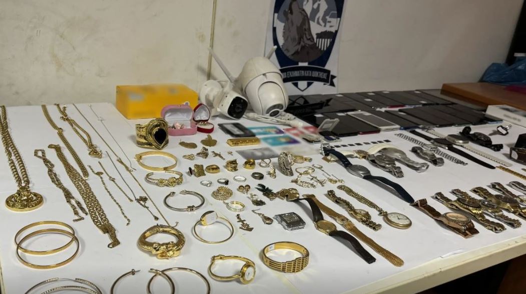 Αττική: Παρίσταναν συντηρητές ανελκυστήρων ή υπαλλήλους της ΔΕΗ και έκαναν κλοπές σε σπίτια ηλικιωμένων – 2 συλλήψεις – ΦΩΤΟ 