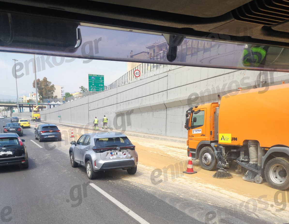 Αττική Οδός: Από την μεσαία και την αριστερή λωρίδα η κυκλοφορία – Έπεσαν χώματα στο οδόστρωμα – ΦΩΤΟ αναγνώστη