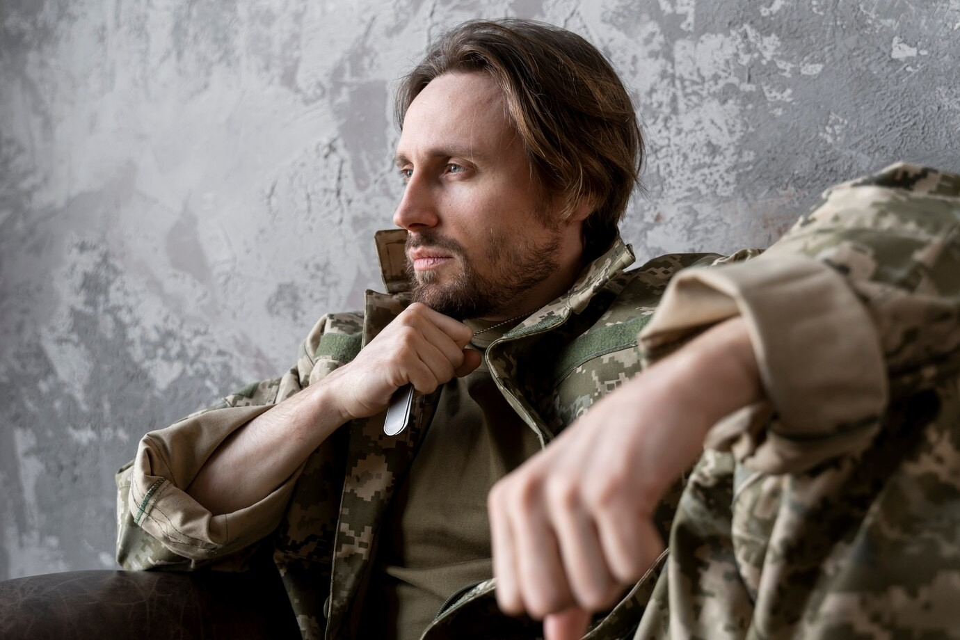 Η γυναίκα του απειλεί πως θα τον χωρίσει αν φύγει από τον στρατό - "θέλω να κυνηγήσω το όνειρό μου και να χαρώ τα παιδιά μου". Φωτογραφία: Freepik