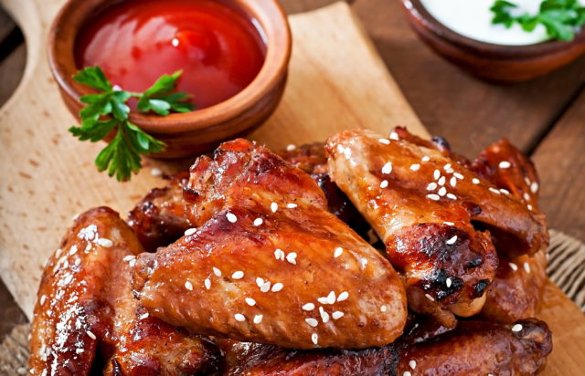 Συνταγή για φτερούγες κοτόπουλου στο air fryer με μέλι και σουσάμι