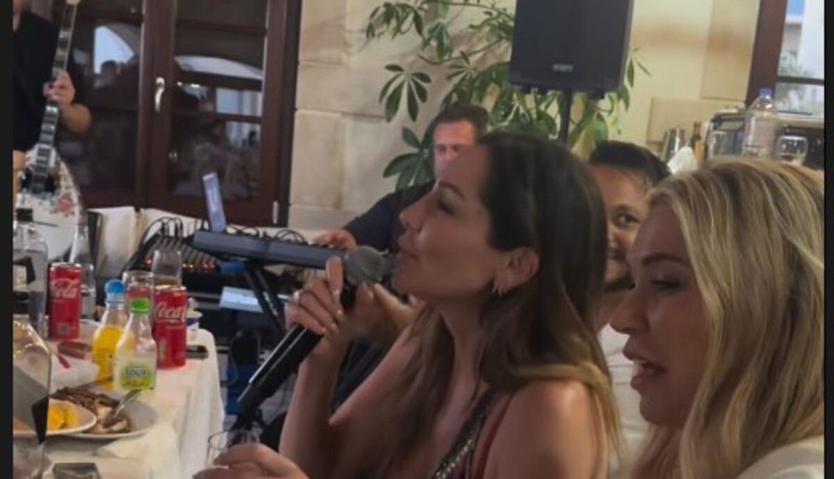 Δέσποινα Βανδή: Τραγούδησε την «Πριγκιπέσσα» σε πασχαλινό τραπέζι στην Κρήτη