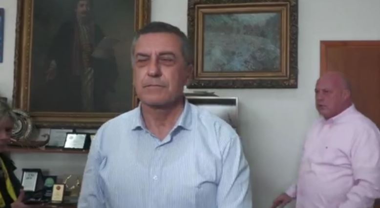 Βόλος: Ένταση στο δημαρχείο – Δημοτικός σύμβουλος διέκοψε τη συνέντευξη Τύπου Μπέου – Κουρέτα