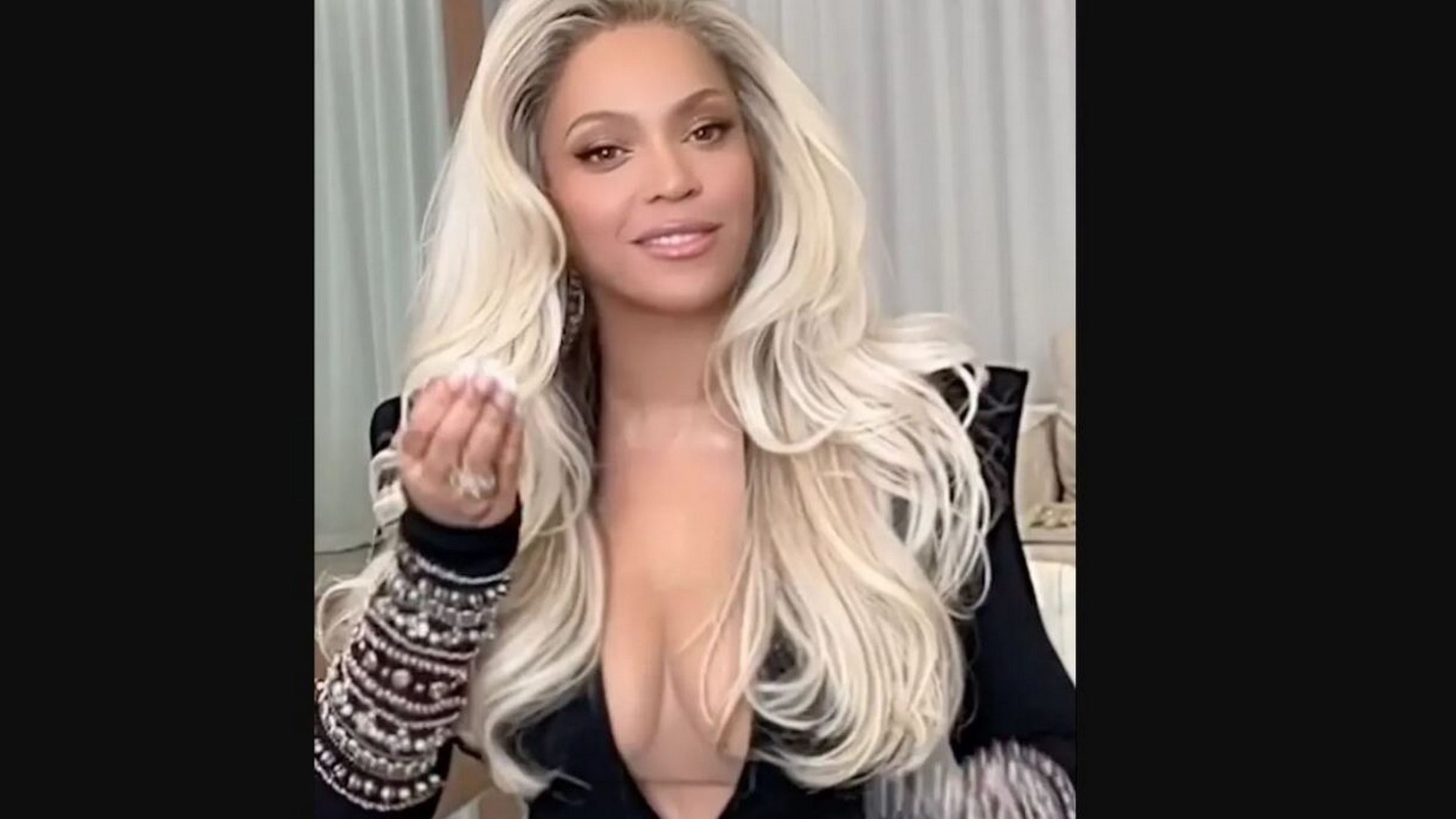 Μπιγιονσέ: Με εντυπωσιακό ντεκολτέ σε διαφήμιση για προϊόντα μαλλιών