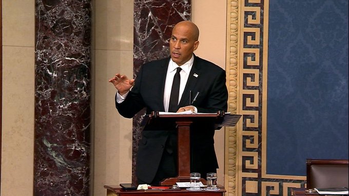 ΗΠΑ: Δημοκρατικός Γερουσιαστής μιλάει όρθιος επί 14 ώρες, καταγγέλλοντας την «αντισυνταγματική» πολιτική του Τραμπ