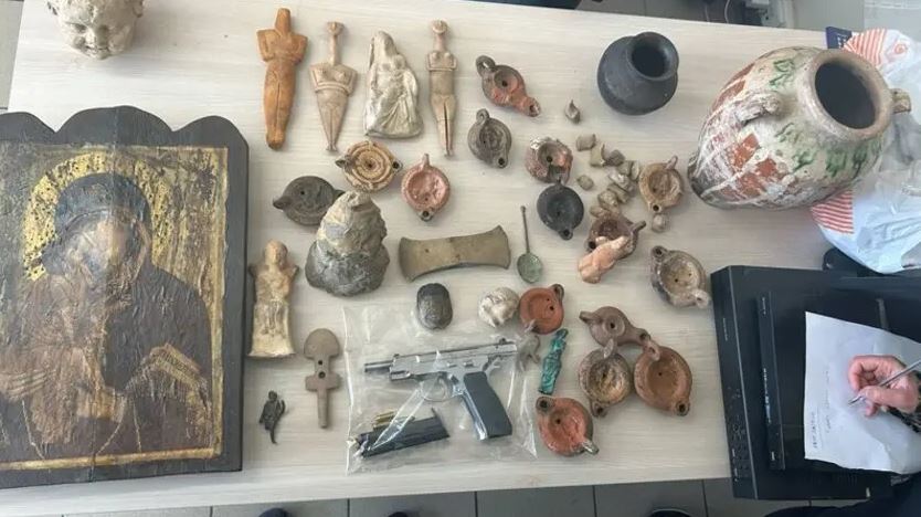 Κρήτη: Έξι οι συλλήψεις για την υπόθεση αρχαιοκαπηλίας – Εντοπίστηκαν πάνω από 40 αντικείμενα – ΦΩΤΟ και ΒΙΝΤΕΟ