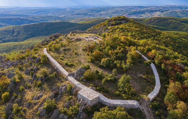 Στο αρχαίο κάστρο του Κοσόβου, οι ανασκαφές έχουν μόλις ξεκινήσει, ενώ έχουν ήδη πραγματοποιηθεί ανακαλύψεις. Φωτογραφία: Albert Sinani Albin Kurti via X