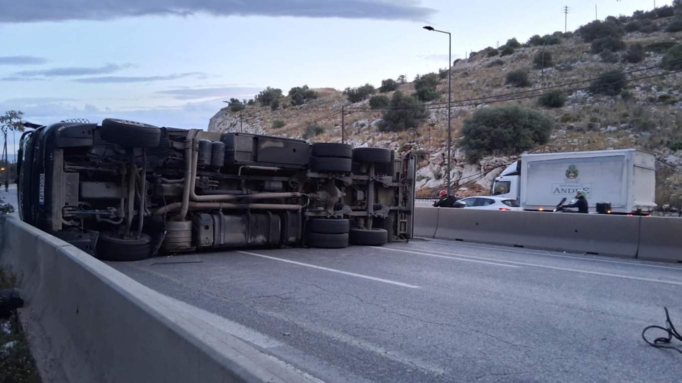 Τροχαίο στην Λεωφόρο Αθηνών: Ανετράπη νταλίκα στο ύψος του Σκαραμαγκά – Διακοπή της κυκλοφορίας στο ρεύμα προς Αθήνα
