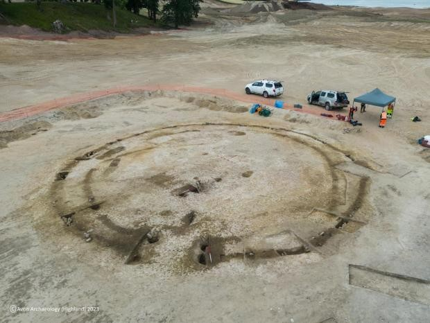 Ανακαλύφθηκε η περίφραξη με τους πασσάλους. Φωτογραφία: Cabot