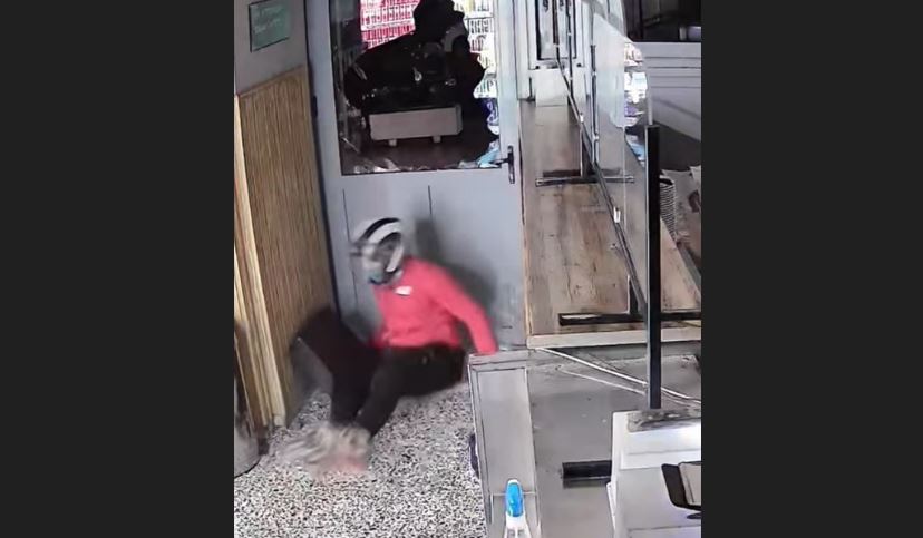 Ρόδος: Γκαφατζής διαρρήκτης μπούκαρε σε ψητοπωλείο, γλίστρησε, «έφαγε» τούμπα και του έπεσε και το κινητό – Δείτε βίντεο