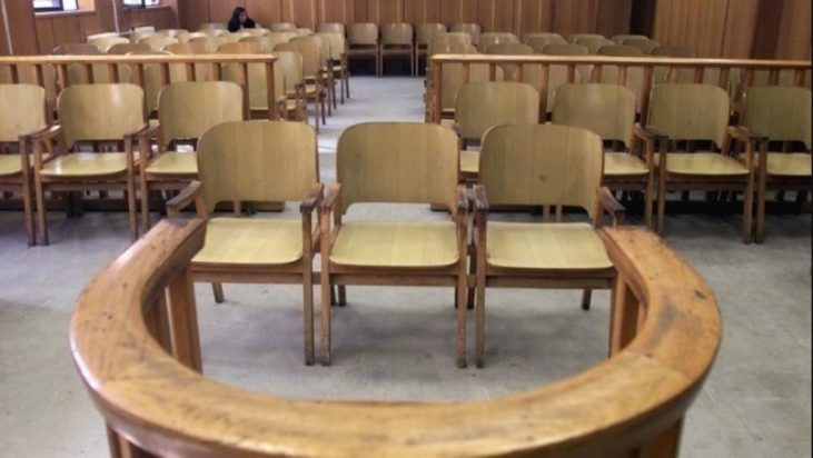 δίκη δικαστήριο