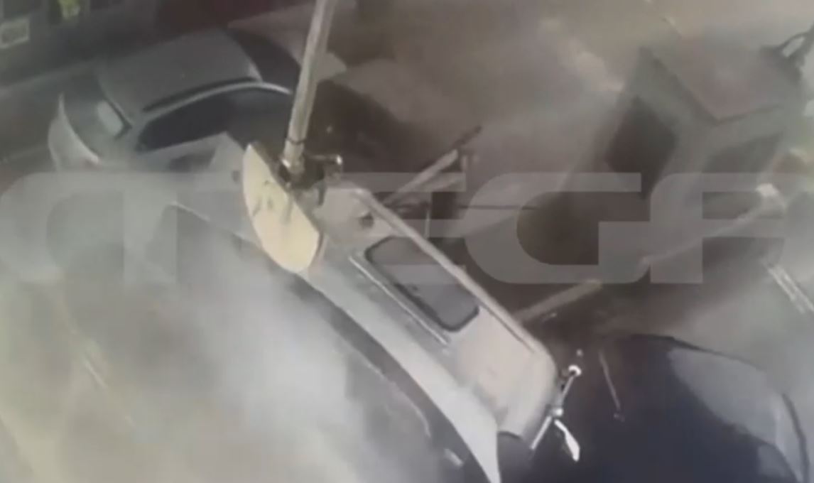 Βίντεο ντοκουμέντα από το τροχαίο στην Εγνατία: Η στιγμή που το φορτηγό πέφτει πάνω στα αυτοκίνητα και στα διόδια 