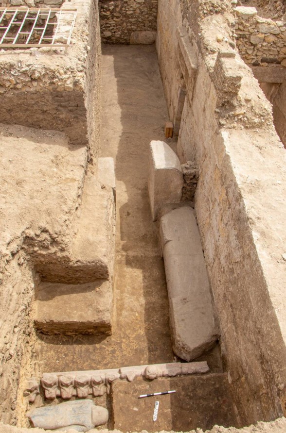 Ένας από τους θαλάμους του τάφου με το τραπέζι και το μοναδικό άγαλμα της οικογένειας του βασιλιά Djoser. 