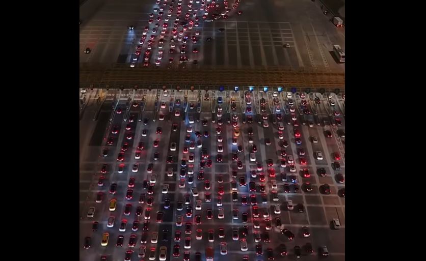 Γολγοθάς η επιστροφή των εκδρομέων του Πάσχα: Δείτε βίντεο από την Αθηνών – Κορίνθου με τα ακινητοποιημένα αυτοκίνητα