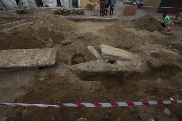 Ανακαλύφθηκαν τυχαία τεφροδόχοι και ανθρώπινα οστά σε αρχαία ελληνική πόλη κατά τη διάρκεια οδικών έργων