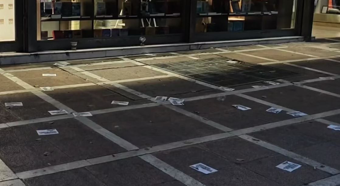 Επεισόδια σε βιβλιοπωλείο κατά τη διάρκεια εκδήλωσης για τα Τέμπη – «Έξω οι αλήτες» – ΒΙΝΤΕΟ