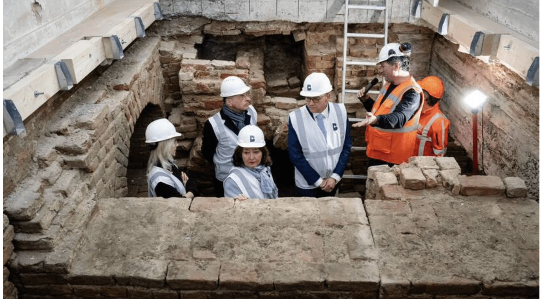 Στιγμιότυπο από την επίσκεψη των υπουργών στο σημείο της ανακάλυψης. Φωτογραφία: Rijksvastgoedbedrijf / Bart Maat / Binnenhof Renovatie - License: All Rights Reserved