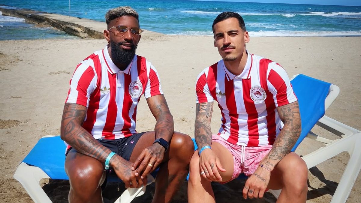 Ροντινέι και Τσικίνιο στην παραλία με τις επετειακές φανέλες – «Καλό Πάσχα οικογένεια Ολυμπιακάρα»