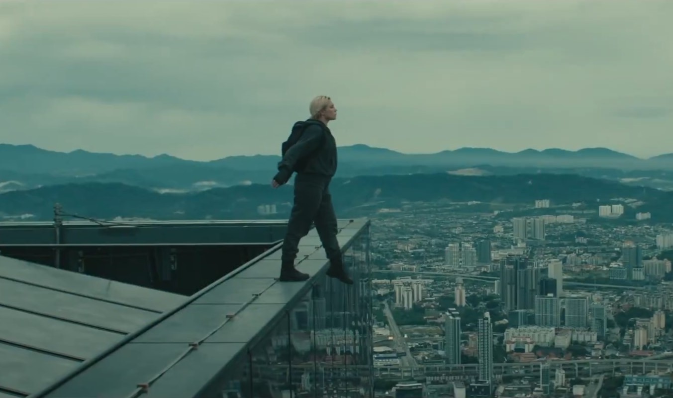 Βίντεο: Η Florence Pugh «πέταξε» στον ουρανό της Κουάλα Λουμπούρ και μπήκε στο βιβλίο Γκίνες – Το άλμα από το δεύτερο ψηλότερο κτίριο του κόσμου