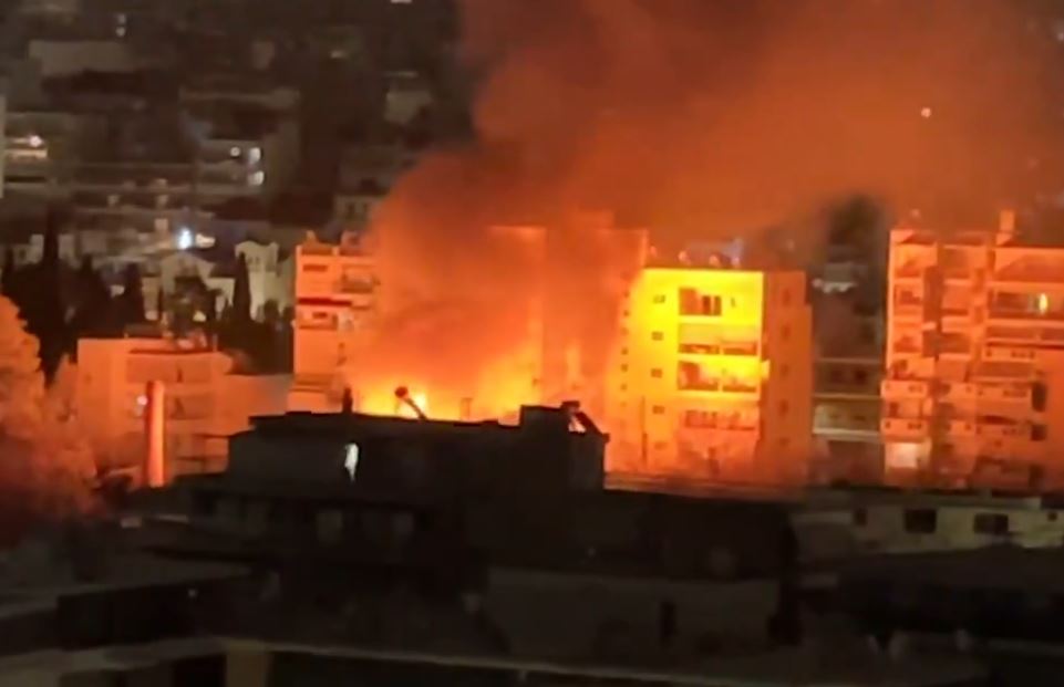 Φωτιά σε εγκαταλελειμμένο εργοστάσιο στα Άνω Πατήσια – Δείτε βίντεο