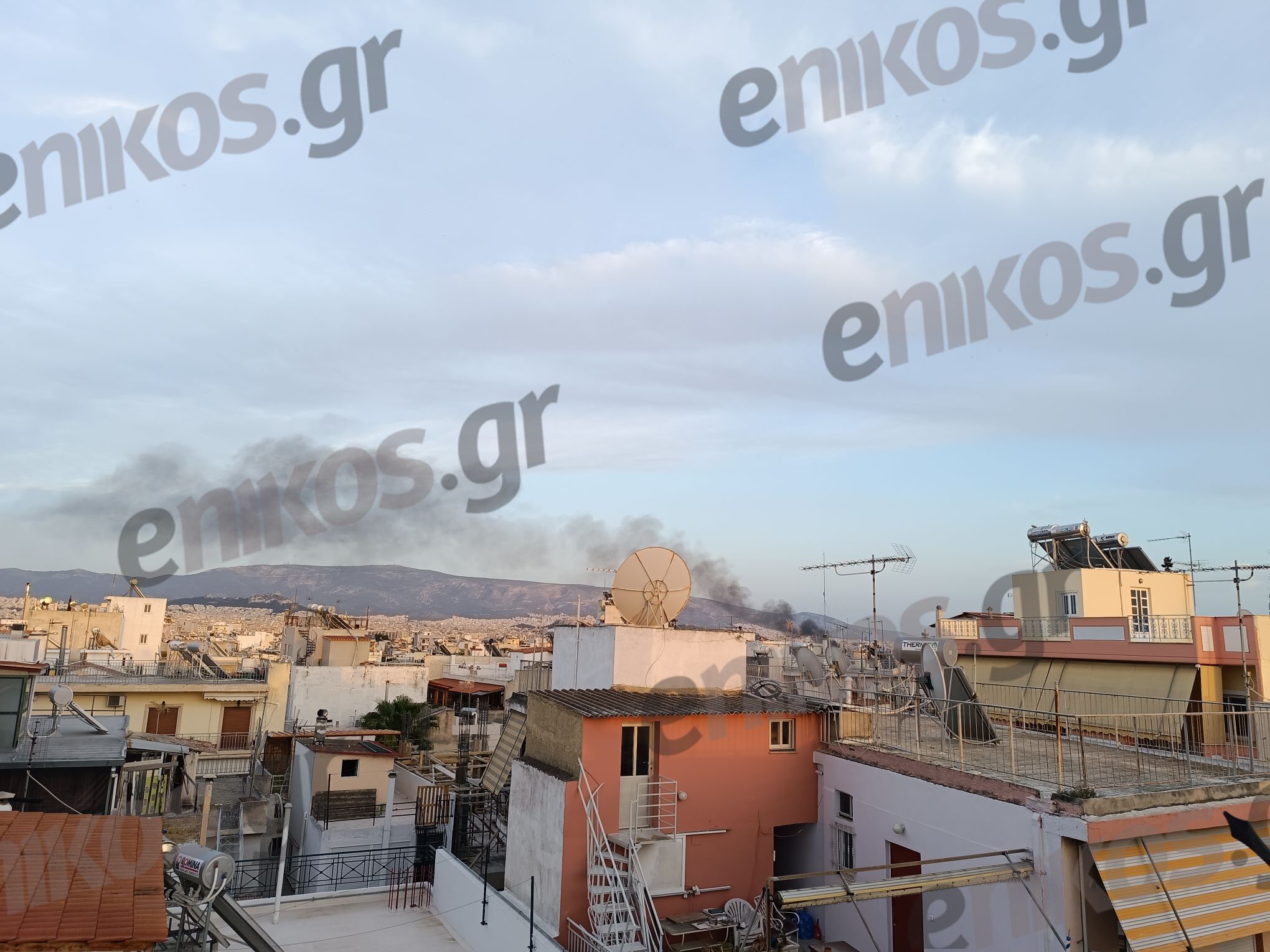 Φωτιά στον Βοτανικό – Καίγονται απορρίμματα και ξύλα – ΦΩΤΟ αναγνώστη