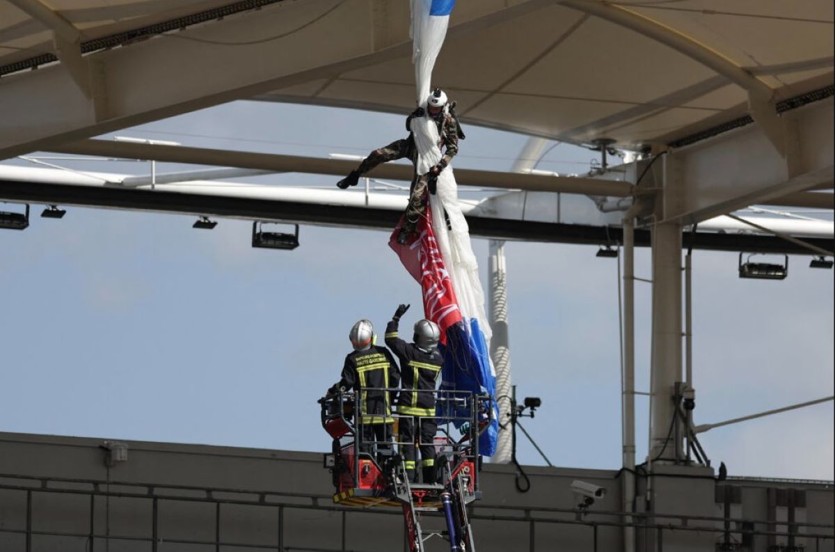 Βίντεο: Αλεξιπτωτιστής εγκλωβίστηκε στην οροφή ενός γηπέδου