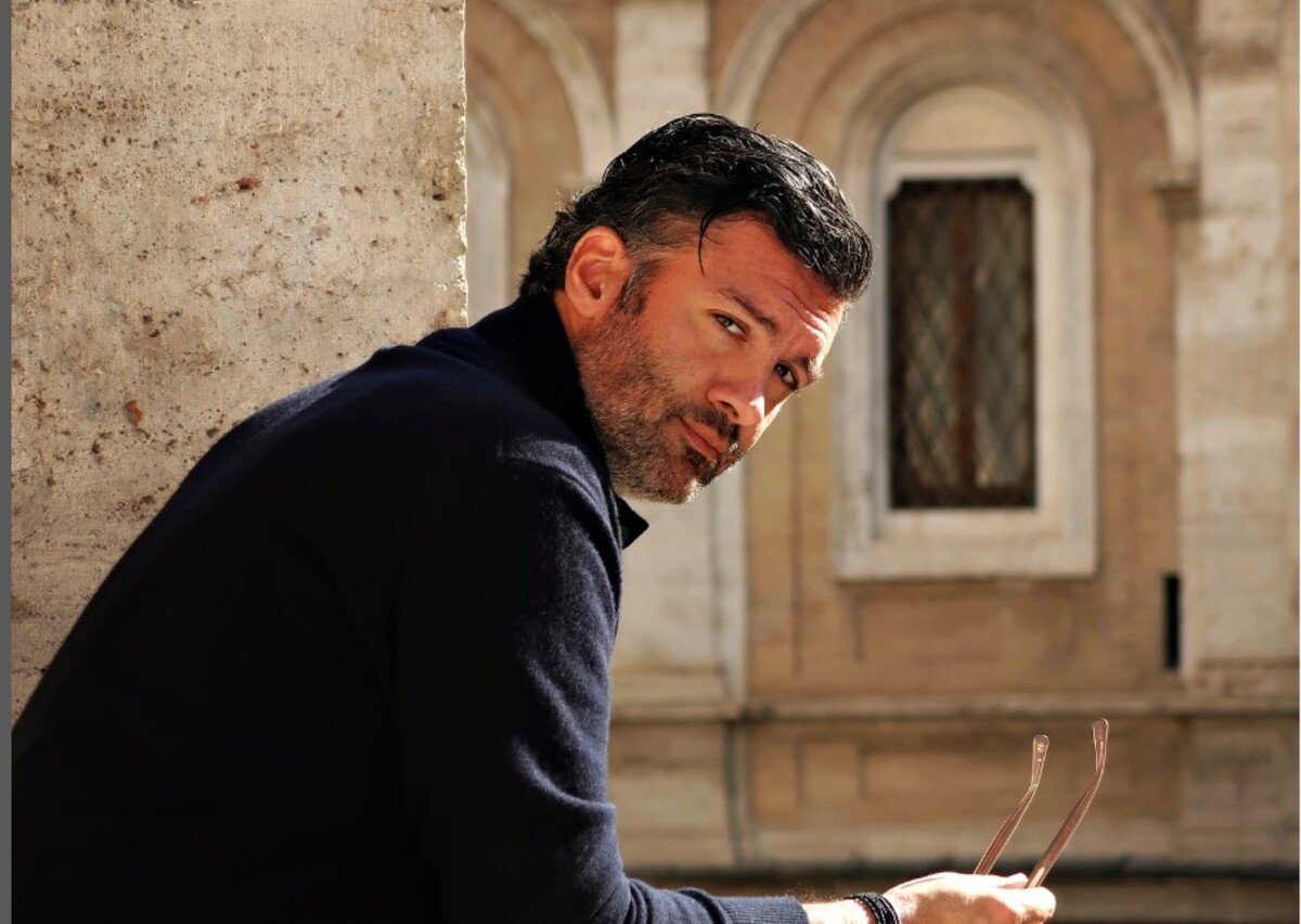 Γιώργος Παπακώστας: «Τα ναρκωτικά βοηθούσαν για να αντέξω – Παραιτήθηκα για να μη χαθώ»