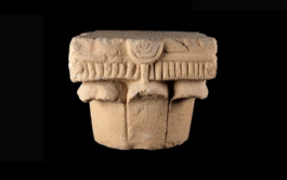 Το κιονόκρανο, που βρέθηκε διακοσμημένο με μενορά του 2ου - 4ου αιώνα μ.Χ.