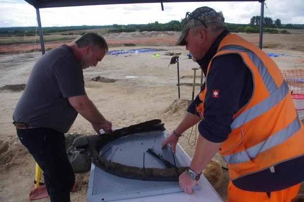 Τα ευρήματα του προϊστορικού τροχού άμαξας. Φωτογραφία: Cabot