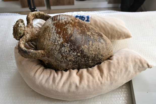 Λήψη του αμφορέα 1.100 ετών με σφραγισμένο το στόμιό του που ανασύρθηκε από ναυάγιο στη διάρκεια ενάλιων ανασκαφών στο Κας γνωστό ως Αντίφιλο ή Αντίφελλος. Φωτογραφία: ΑΑ