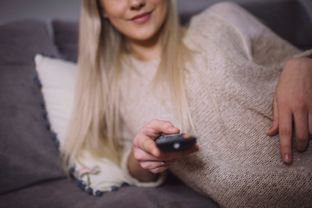 Οι άνθρωποι που αφήνουν την τηλεόραση ανοιχτή ενώ κάνουν άλλες δουλειές στο σπίτι, συνήθως διαθέτουν 8 χαρακτηριστικά