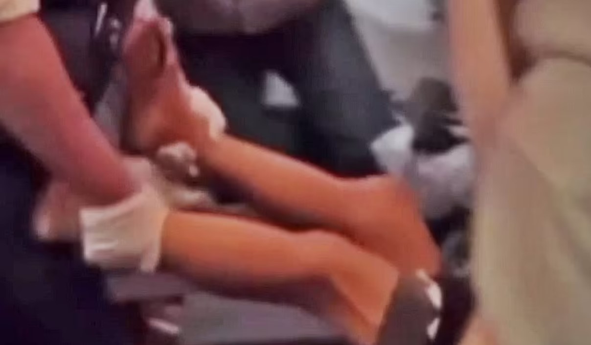 Βίντεο: Επιβάτης δάγκωσε αεροσυνοδό και τον κατέβασαν σηκωτό από πτήση