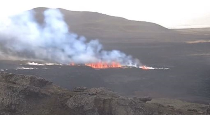 Έκρηξη ηφαιστείου στην Ισλανδία: Απομακρύνθηκαν τουρίστες και κάτοικοι – «Λάβα βγαίνει μέσα από το φράγμα»