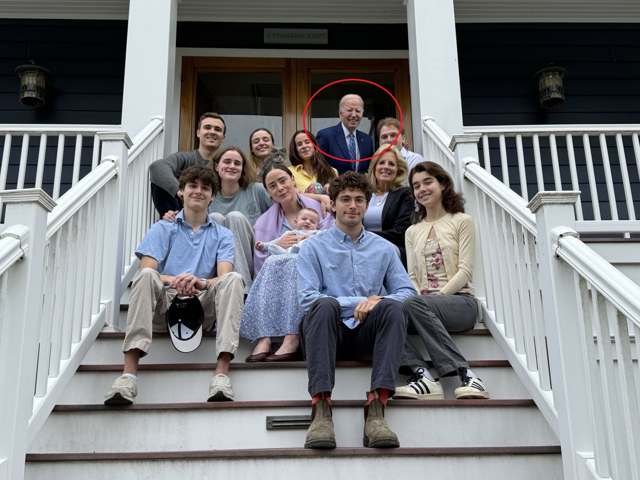 ΗΠΑ: Θύελλα στο διαδίκτυο για την οικογενειακή φωτογραφία του Μπάιντεν – Τον κατηγορούν ότι έκανε photoshop