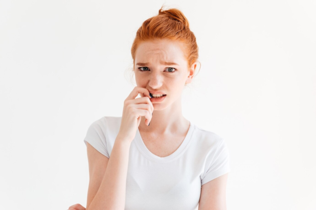 Οι άνθρωποι που «τρώνε τα νύχια τους» όταν αγχώνονται, συνήθως έχουν 7 χαρακτηριστικά