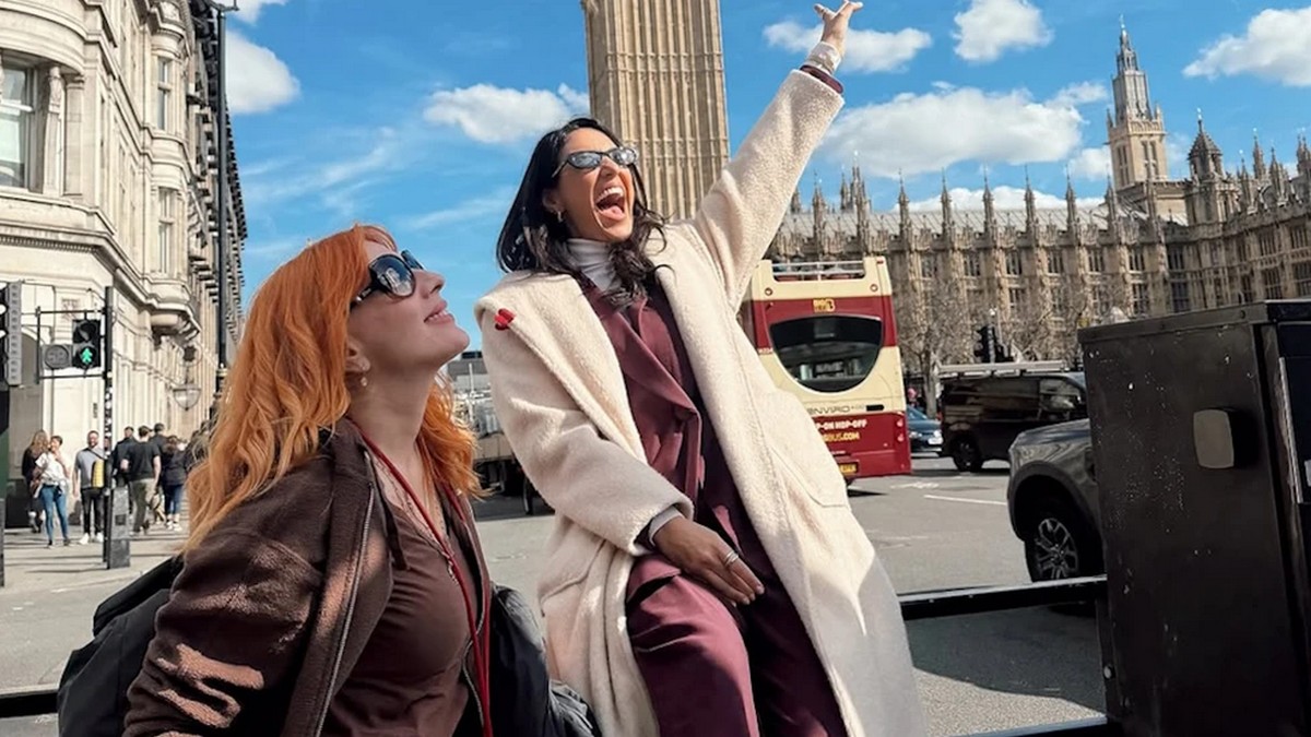 Ευγενία Σαμαρά και Σμαράγδα Καρύδη ποζάρουν με φόντο το Big Ben