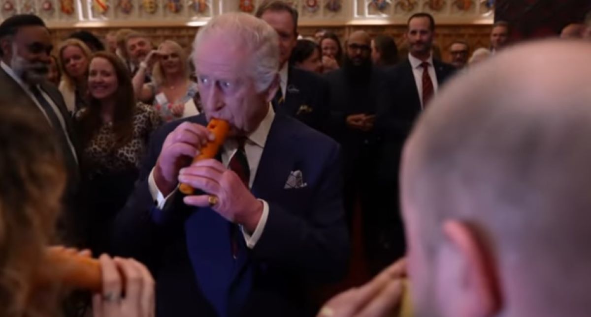 Βασιλιάς Κάρολος: Παίζει μουσική με ένα… καρότο και ξεσπάει σε γέλια – Βίντεο