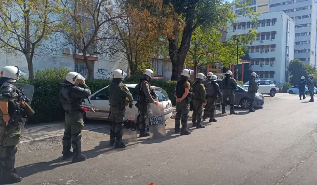 Θεσσαλονίκη: Ανακατάληψη στον χώρο που εκκενώθηκε το πρωί στο ΑΠΘ – Έφοδος της ΕΛ.ΑΣ. – ΒΙΝΤΕΟ
