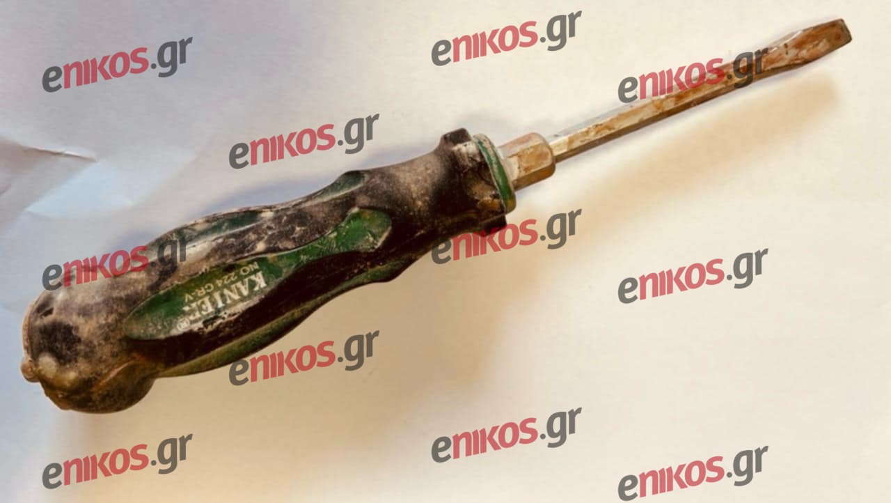 Κορωπί: Με αυτό το κατσαβίδι ο 51χρονος επιτέθηκε σε πολίτες και αστυνομικούς – Φωτογραφία ντοκουμέντο