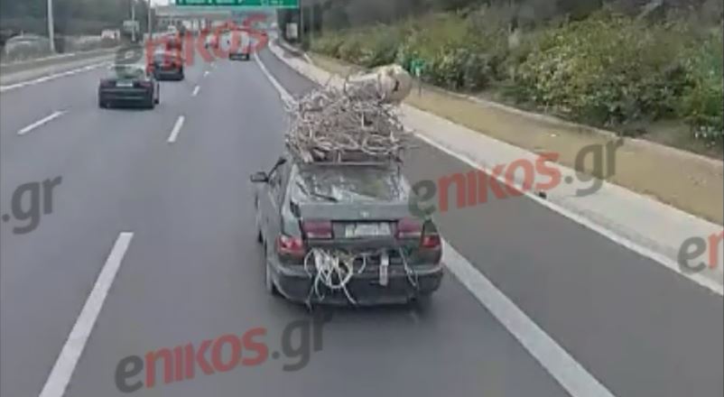 Αττική Οδός: Αυτοκίνητο κινείται φορτωμένο με παλιοσίδερα στο πορτμπαγκάζ και στην οροφή – ΒΙΝΤΕΟ αναγνώστη 