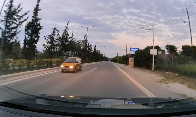 Οδηγούσε στο αντίθετο ρεύμα κυκλοφορίας στη λεωφόρο Λαυρίου – «Συνέχισε απτόητη παρά τις κόρνες μας» – ΦΩΤΟ