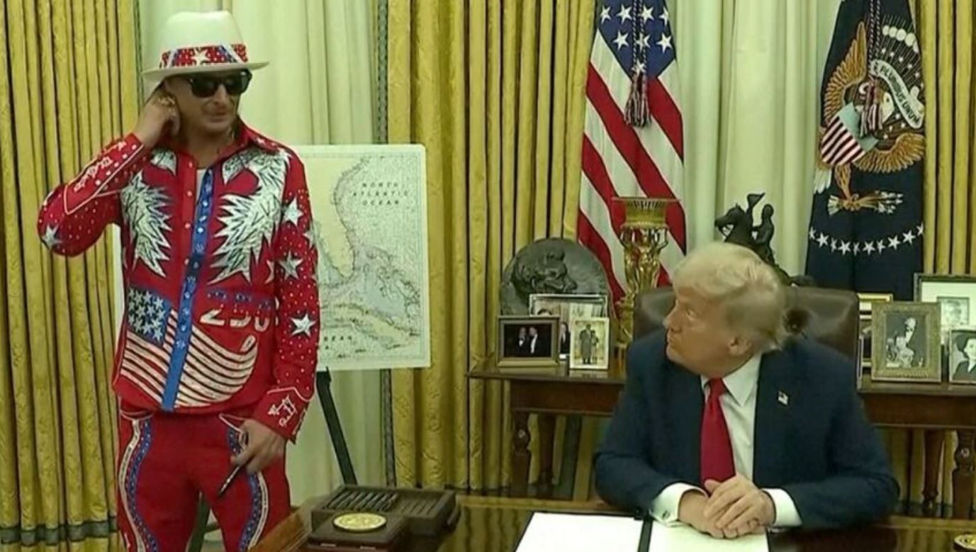 ΗΠΑ: Διάσημος ροκ σταρ βρέθηκε καλεσμένος του Τραμπ στο Οβάλ Γραφείο – Το προεδρικό διάταγμα που υπεγράφη για τα εισιτήρια στις συναυλίες