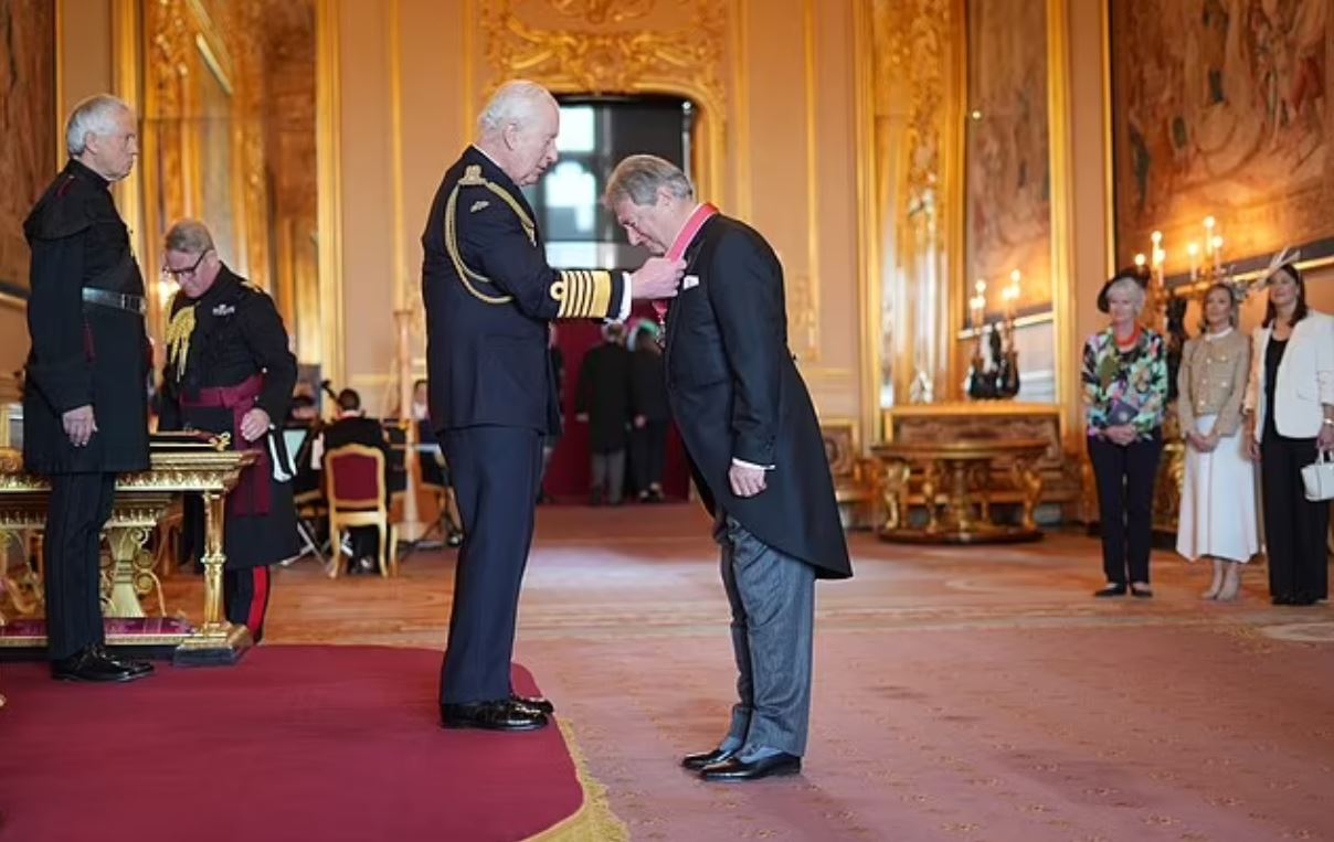 Βασιλιάς Κάρολος: Επέστρεψε στα καθήκοντά του μετά την παύση λόγω «παρενεργειών» από τη θεραπεία κατά του καρκίνου