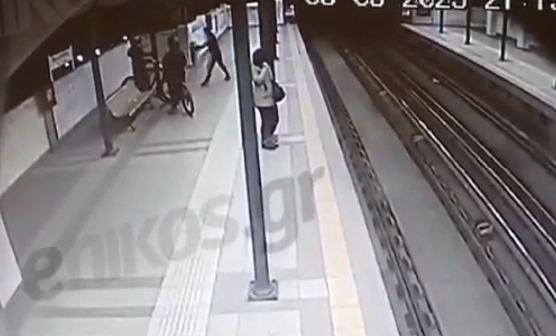 Αττική: Συμμορία ανηλίκων απειλούσε με μαχαίρια πολίτες και άρπαζε αλυσίδες από τον λαιμό τους – Δείτε βίντεο