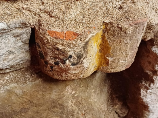 Ιστορική ανακάλυψη κάτω από εμβληματική εκκλησία του Αγίου Πέτρου - Τα πολύχρωμα ευρήματα μαρτυρούν το παρελθόν του ναού