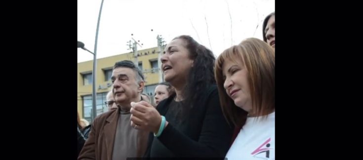 Η μητέρα της Κυριακής Γρίβα τη στιγμή που τραγουδάει