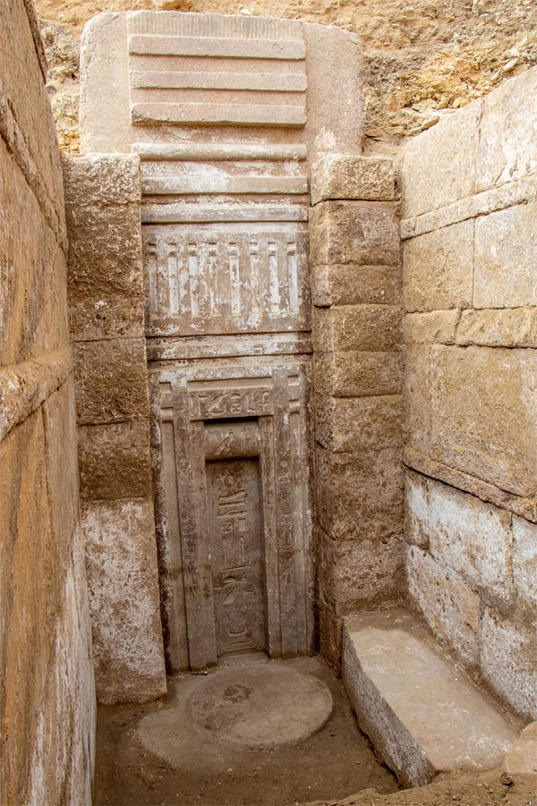 Η ψεύτικη πόρτα που βρέθηκε στον τάφο. 