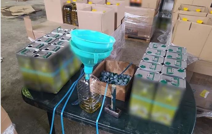 Θεσσαλονίκη: Συμμορία πωλούσε στην Ευρώπη ηλιέλαιο… ως εξαιρετικό παρθένο ελαιόλαδο – Έβγαλε 135.000 ευρώ