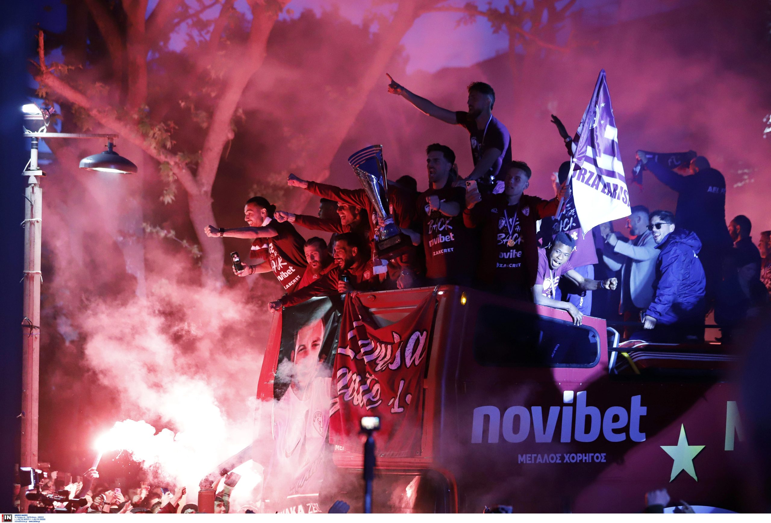 «Καίγεται» η Λάρισα για την άνοδο της ΑΕΛ – Μεγάλη γιορτή στην πόλη με πυροτεχνήματα και συνθήματα – ΦΩΤΟ και ΒΙΝΤΕΟ