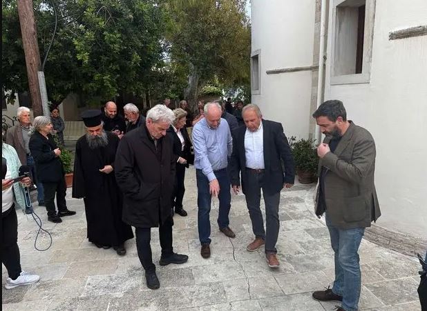 Ηράκλειο: Στις Βούτες ο Ευθύμης Λέκκας για αυτοψία μετά τις ρωγμές σε δρόμους και σπίτια – «Είναι ένα δυναμικό φαινόμενο»