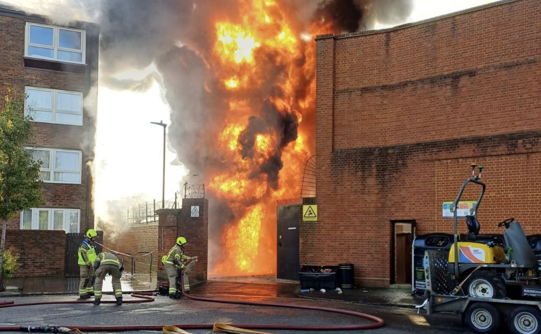 Βρετανία: Μεγάλη φωτιά σε υποσταθμό ηλεκτρικής ενέργειας στο Λονδίνο – Πυκνός καπνός σκεπάζει την περιοχή
